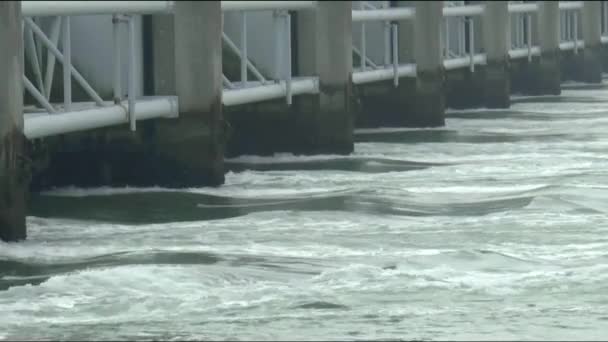 Stormvloedkering schommeling Oosterschelde — Stockvideo