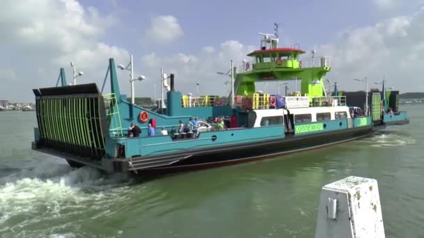 Ferry carries passengers — Stock Video