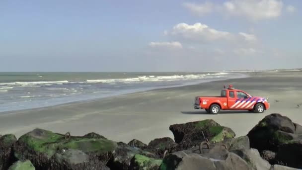 Ispezione della spiaggia e del frangiflutti — Video Stock