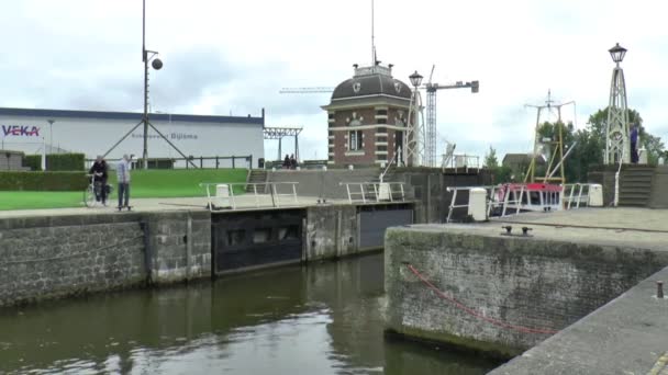 Schepen passeren de sluis-poort — Stockvideo