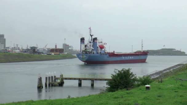 Barco zarpando de IJmuiden — Vídeo de stock