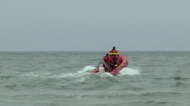 Tablero de rescate con brigada en el mar — Vídeo de stock