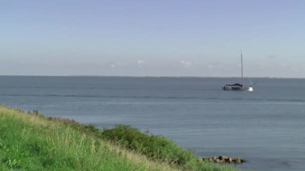 Lighthouse The Ven on the dike of Enkhuizen — Stock Video