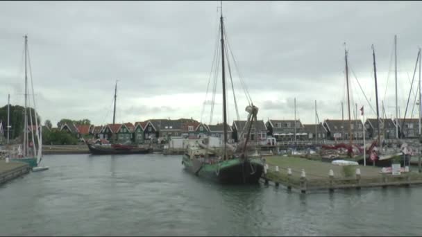 Leaving the harbor of Marken — Stock Video