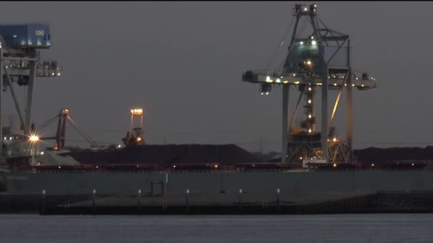 Luzes na indústria ao longo do canal do navio — Vídeo de Stock