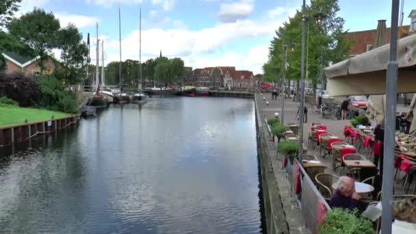 Weergave van de boten in de historische haven van Enkhuizen — Stockvideo