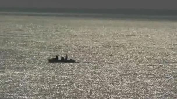 Kleine vissersboot zeilen in de zee — Stockvideo