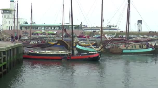 Πλοία του στόλου καφέ που πλέουν στο λιμάνι — Αρχείο Βίντεο