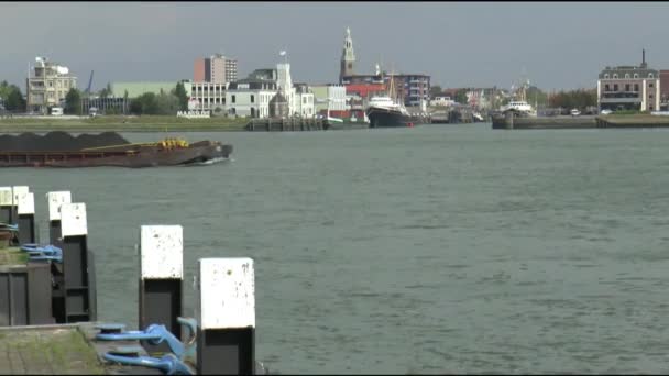 驳船与煤漂浮在河上 — 图库视频影像