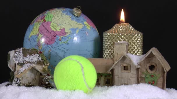 Decoraciones navideñas y pelota de tenis — Vídeos de Stock