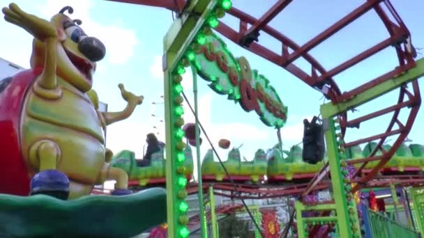 Jaarlijkse kermis in het centrum van stad — Stockvideo