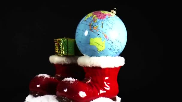 Weihnachtsmannstiefel mit Christbaumkugel und Geschenken — Stockvideo