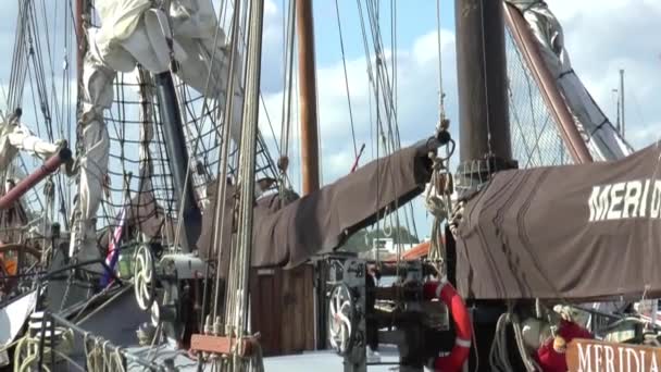 Charter ships on a quay in the harbour of Enkhuizen — Stock Video