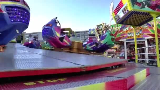 Jaarlijkse kermis in het centrum van stad — Stockvideo