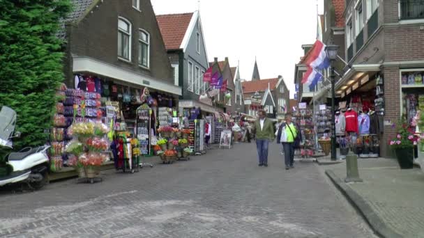 Mensen die op straat lopen — Stockvideo