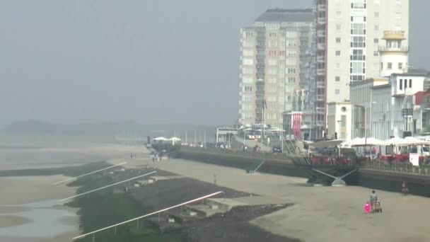 Пляж Vlissingen в утреннем тумане — стоковое видео
