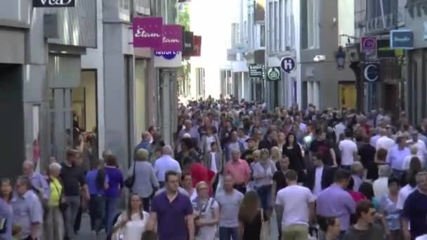 Mucha gente está de compras. — Vídeos de Stock