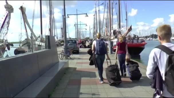 Passagers approchant navire charter sur un quai dans le port d'Enkhuizen — Video