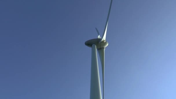 Werken windmolen in blauwe hemel — Stockvideo