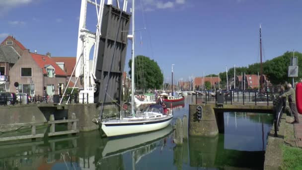 Jacht zeilen door de ophaalbrug — Stockvideo