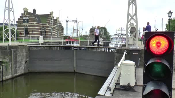 Schepen passeren de sluis-poort — Stockvideo