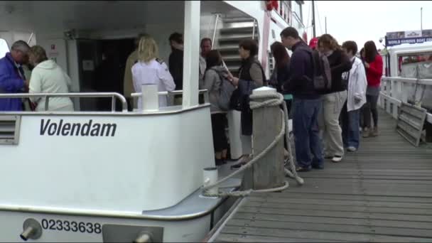 Los pasajeros están entrando en el ferry — Vídeos de Stock