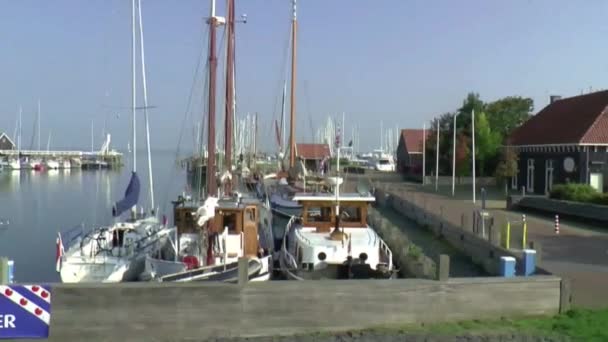 Boten en oude visserij haven — Stockvideo