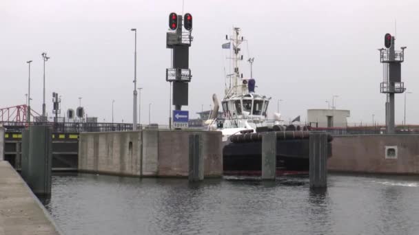 Ship passing the sluice gate — Stock Video