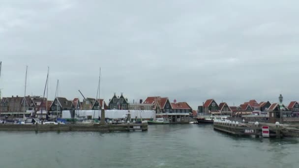 Lämnar Volendam via hamnen — Stockvideo