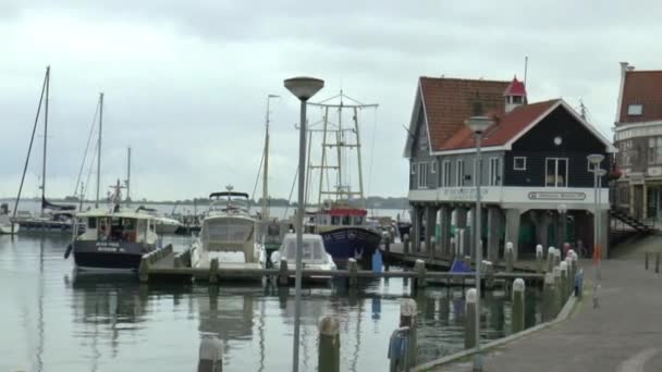 Båtar och segelbåtar i hamnen — Stockvideo