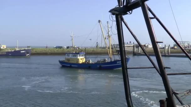 Barco de pesca está entrando en el puerto — Vídeos de Stock