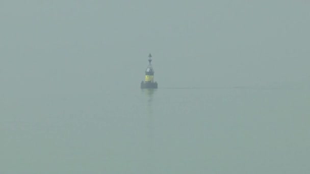 Buoy  on the Scheldt river  in the morning mist — Stock Video