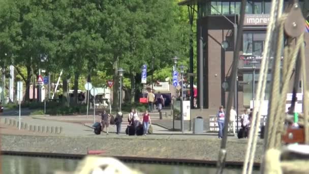 Passagers approchant navire charter sur un quai dans le port d'Enkhuizen — Video