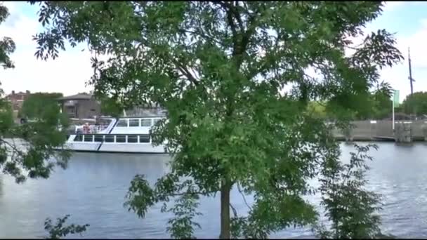 Fergen forlater havnen i Enkhuizen – stockvideo