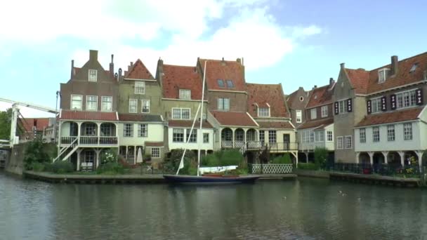 Alte Häuser und ein Boot — Stockvideo