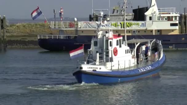 El bote salvavidas está saliendo del puerto. — Vídeos de Stock