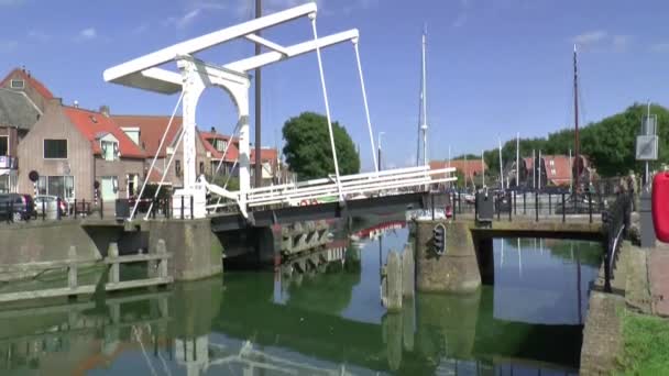 Drawbridge abre para un yate de vela — Vídeos de Stock