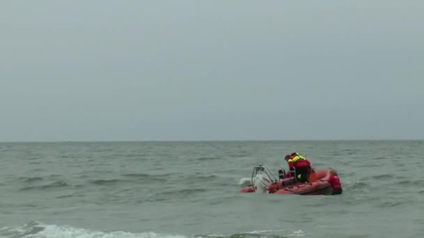 Tablero de rescate con brigada en el mar — Vídeo de stock