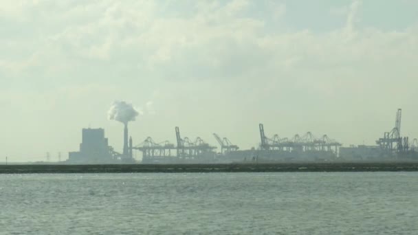 Indústria pesada ao longo do canal do navio — Vídeo de Stock