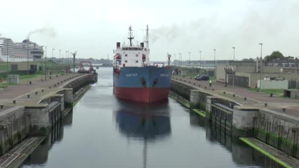 Schip passeren de sluis-poort — Stockvideo