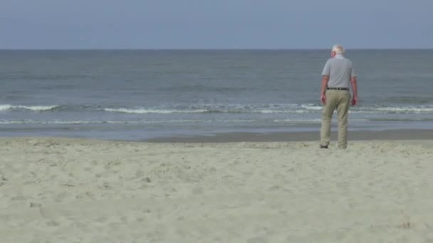 Hombre mayor caminando en la playa — Vídeos de Stock