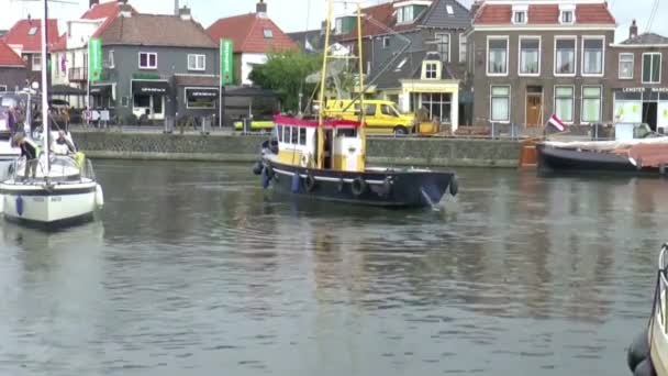 Barcos flotando en el río — Vídeos de Stock