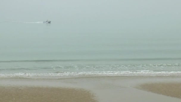 小渔船在晨雾中斯凯尔特河上 — 图库视频影像