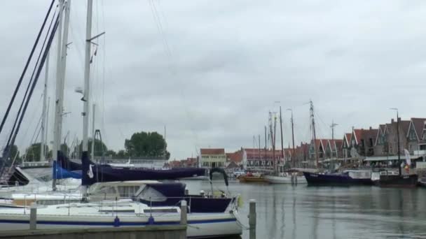 Boten in de haven van Volendam — Stockvideo