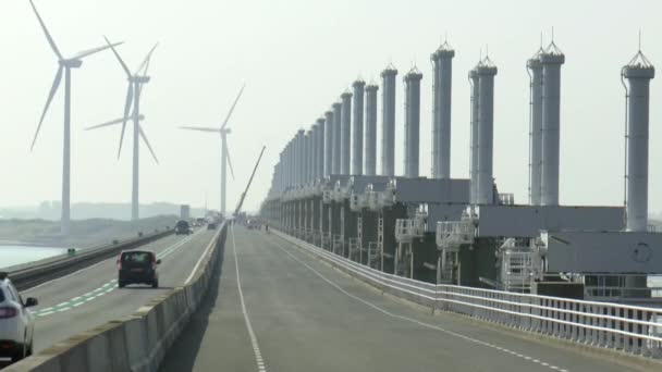 Voitures sur la route près des moulins à vent — Video