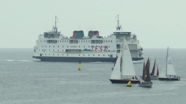Ferry entra a la isla — Vídeos de Stock