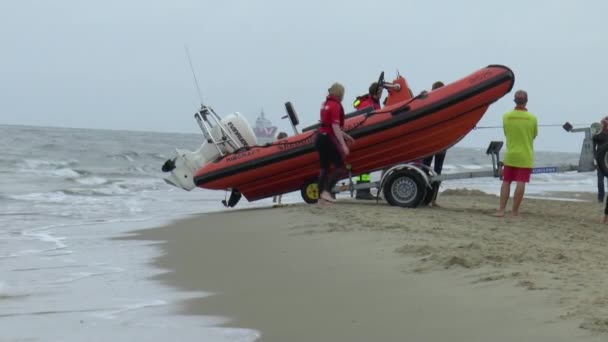 Reddings brigade op het strand — Stockvideo