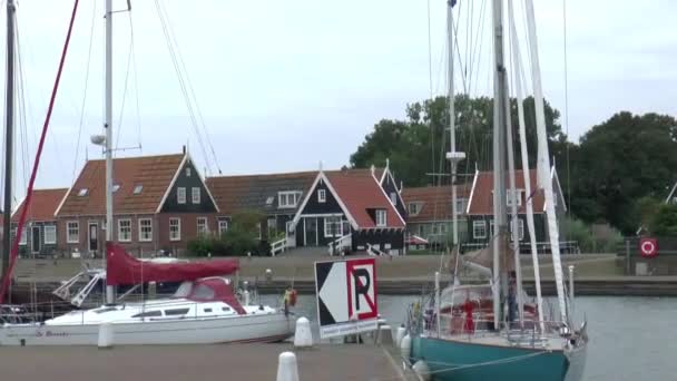 Belépő a Marken harbor — Stock videók