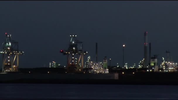 Lights in evening on chemical industry — Stock Video