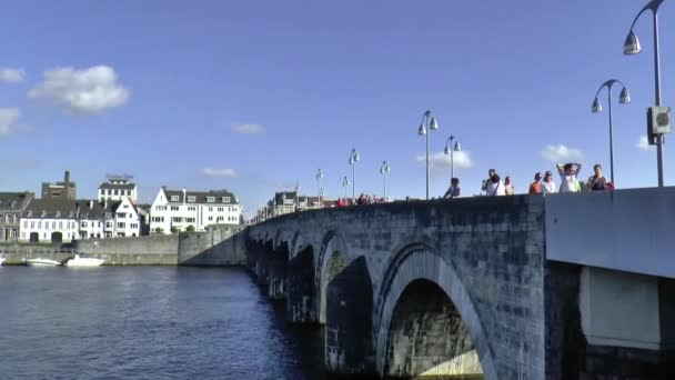 Provoz na nejstarší most — Stock video